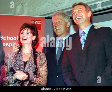 L'ancien président américain Bill Clinton avec le Premier ministre britannique Tony Blair et Cheria Blair, lors d'une réception à la conférence du parti travailliste à Blackpool.* M. Clinton devrait prendre la parole à la Conférence annuelle du Parti travailliste, à Blackpool, demain, mercredi. Banque D'Images
