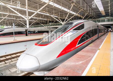 Trains à grande vitesse Fuxing exploités par China Railway Corporation, vus à la gare de Shenzhen North. Banque D'Images