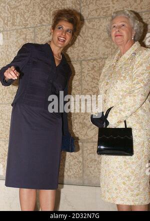 La reine Elizabeth II rencontre l'actrice Nia Vardalos (de mon mariage grec Big Fat) à l'édifice de l'Assemblée législative à Winnipeg, au Manitoba, au cours de sa visite de deux semaines du Jubilé royal au Canada. *... plus tôt, la Reine et son mari, le duc d'Édimbourg, voyageaient sur un bateau-taxi quand le moteur du navire a échoué et un deuxième bateau-taxi, voyageant derrière le bateau royal, a dû être écrasé au navire frappé pour le remorquer à la sécurité et à la destination de la royale. Banque D'Images