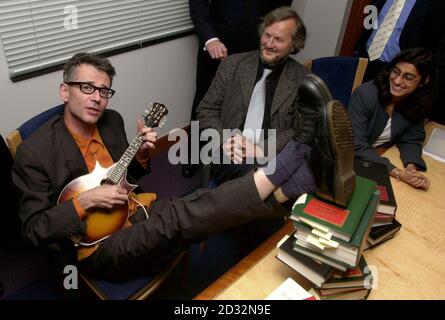 Le poète John Hegley (L) raconte un poème dans un bureau du cabinet d'avocats de Londres Clyde & Co to (L-R) poète de la ville John Mole et le poète de la ville Yasmin Waljee, après le poète dans la ville de Londres. *... L'événement a été organisé par le Président du poète de la ville et partenaire de Bates, Wells & Braithwaite Rosamund Smith pour coïncider avec la Journée nationale de la poésie. John a été rejoint par le poète de la ville John Mole et les poètes de la ville pour lire les poèmes de leur choix. Banque D'Images