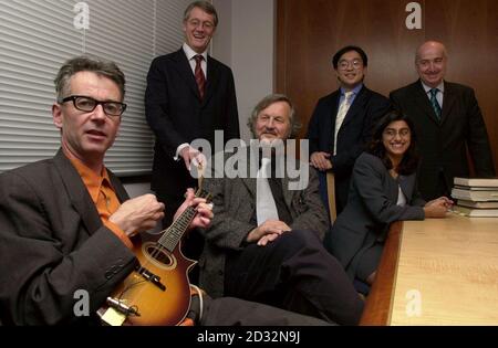 Le poète John Hegley (L) raconte un poème dans un cabinet du cabinet d'avocats londonien Clyde & Co to (L-R) Rod Smith, poète dans la ville John Mole et poètes Ryan Mynt, Yasmin Waljee et Philip Pollocoff, après le poète dans la ville de Londres.*...L'événement a été organisé par le Président du poète de la ville et partenaire de Bates, Wells & Braithwaite Rosamund Smith pour coïncider avec la Journée nationale de la poésie.John a été rejoint par le poète de la ville John Mole et les poètes de la ville pour lire les poèmes de leur choix. Banque D'Images