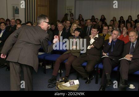 Le poète John Hegley raconte un poème au public lors du petit déjeuner du poète dans la ville au cabinet d'avocats Clyde & Co de Londres.L'événement a été organisé pour coïncider avec la Journée nationale de la poésie.*... par le président du poète dans la ville et partenaire de Bates, Wells & Braithwaite Rosamund Smith.John a été rejoint par le poète de la ville John Mole et les poètes de la ville pour lire les poèmes de leur choix. Banque D'Images