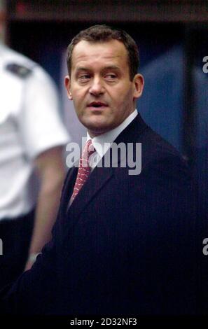 Paul Burrell, le maître d'hôtel de la princesse de Galles, quitte le Old Bailey à Londres, où il était accusé de vol de centaines de biens personnels de Diana, du prince William et du prince de Galles. * Burrell, décrit par Diana comme «mon rock» est chargé de trois chefs de vol. Elles concernent 286 biens appartenant à la succession de Diana, 22 appartenant au Prince William et quatre appartenant au Prince de Galles. Ils auraient été volés au Palais de Kensington entre le 1er janvier 1997 et le 30 juin 1998. La princesse vécut au palais jusqu'à sa mort en 1997. Banque D'Images