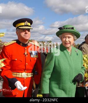 La reine Elizabeth II de Grande-Bretagne en compagnie du commissaire de la Gendarmerie royale du Canada, Giuliano Zaccardelli, lors d'une visite au Centre équestre de la Gendarmerie royale du Canada, à Ottawa (Ontario). * sa Majesté la Reine et le duc d'Édimbourg font une tournée de deux semaines au Canada. Banque D'Images