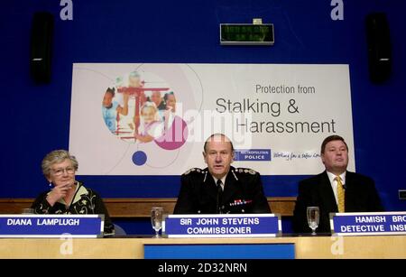 (l-r) Diana Lamplugh, fondatrice de la fiducie Suzy Lamplugh, le commissaire Sir John Stevens et l'inspecteur détective Hamish Brown lancent un dépliant intitulé « protection contre le harcèlement et l'harcèlement - *... UN guide pour minimiser le risque pour les enfants » qui traite de la façon dont les parents et les autres responsables d'enfants peuvent décourager toute attention non désirée, Au New Scotland Yard dans le centre de Londres. Le dépliant, rédigé par l'inspecteur détective Hamish Brown, fournit des conseils simples et raisonnables sans soulever la peur du crime. Banque D'Images