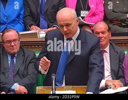 : le chef du parti conservateur Iain Duncan Smith pose une question au premier ministre Tony Blair n à la Chambre des communes pendant l'heure des questions hebdomadaire du PM avec les députés. Banque D'Images