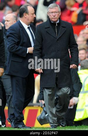 Sir Alex Ferguson, directeur de Manchester United, quitte le terrain avec Rafael Benitez, directeur de Chelsea (à gauche) lors du match de la Barclays Premier League à Old Trafford, Manchester. Banque D'Images