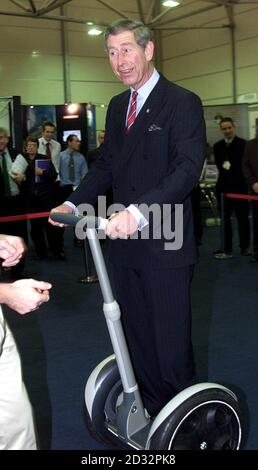 Le Prince de Galles, à l'occasion de son 54e anniversaire, roule sur un Segway électrique lors d'une visite à une foire professionnelle à Salford, dans le Grand Manchester. *..l'invention, qui ressemble à un scooter électrique, utilise un système de gyroscopes de haute technologie pour détecter le sens naturel de l'équilibre de l'utilisateur pour le diriger. Le Segway à alimentation électrique a été développé avec l'aide de la société britannique BAE Systems afin de faciliter et d'accélérer les déplacements dans les zones urbaines. L'invention a été présentée à SkillCity, une coentreprise entre Prince's Trust et UK Skills, organisme caritatif visant à s'enther Banque D'Images