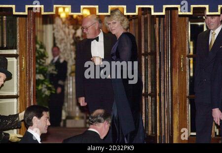 Le Prince de Galles et Camilla Parker-Bowles arrivent à une réception privée organisée par la Reine. L'événement au Ritz Hotel de Londres a été de remercier la famille et les amis de la Reine pour leur aide pendant l'année du Jubilé d'or. Banque D'Images