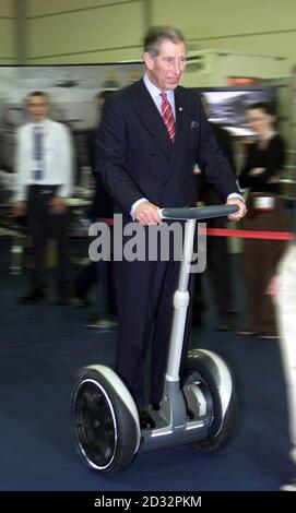 Le Prince Charles, le Prince de Galles, visite SkillCity à Salford Quays, dans le Grand Manchester, et fait un tour en gyrocycle. SkillCity offre aux jeunes la perspective de nouvelles compétences pour pourvoir les postes actuellement disponibles au Royaume-Uni. Banque D'Images