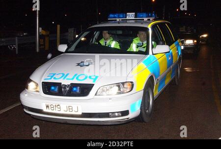 Le corbillard qui porte le corps de Myra Hindley quitte l'hôpital West Suffolk avec une escorte de police. En route vers le service funéraire à la chapelle est du crématorium de Cambridge. Banque D'Images