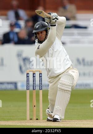 Les chauves-souris Ross Taylor de la Nouvelle-Zélande pendant le premier test au terrain de cricket de Lord, à Londres. Banque D'Images