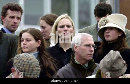 Zara Phillips (au centre), fille de la princesse Royale, se tient parmi la foule, tout en regardant les réunions de course à Newbury. Banque D'Images