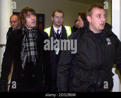 La star de l'oasis Liam Gallagher revient au Royaume-Uni à l'aéroport d'Heathrow après avoir agressé un policier allemand dans un buste dans un hôtel chic de Munich. La rock star pourrait faire face à deux ans de prison après avoir perdu ses deux dents avant dans le bagarre. Banque D'Images