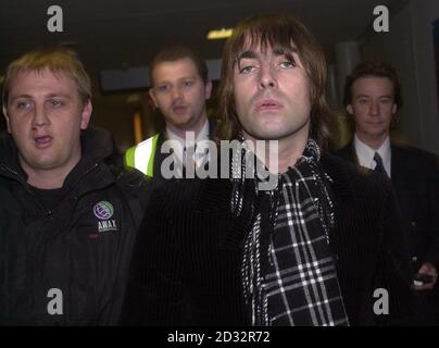 La star de l'oasis Liam Gallagher revient au Royaume-Uni à l'aéroport de Heathrow. Gallagher aurait agressé un policier allemand dans un buste dans un hôtel chic de Munich. La rock star, qui a perdu ses deux dents avant dans le combat de la barre, pourrait faire face à deux ans de prison. Banque D'Images