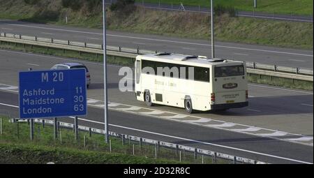 Un autocar transportant des demandeurs d'asile depuis le centre des réfugiés de Sangatte, près de Calais, en France, rejoint l'autoroute M20 à destination de Londres après son court trajet sous le canal. Banque D'Images