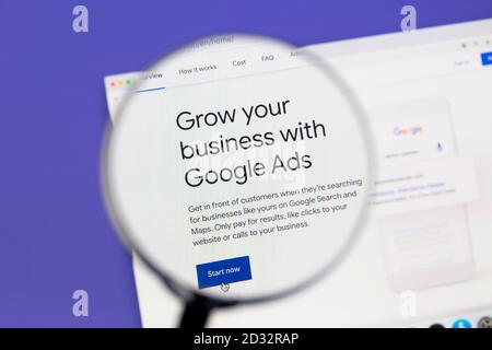 Ostersund, Suède - 7 octobre 2020 site de Google Ads sous une loupe. Google Ads est une plate-forme de publicité en ligne développée par Google. Banque D'Images