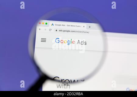 Ostersund, Suède - 7 octobre 2020 page d'accueil de Google Ads sous une loupe. Google Ads est une plate-forme de publicité en ligne développée par Google. Banque D'Images