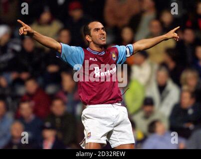 Paolo Di Canio célèbre après la victoire de West Ham en 1-0 dans le match Barclaycard Premiership de ce soir à Loftus Road, Londres. CETTE IMAGE NE PEUT ÊTRE UTILISÉE QUE DANS LE CONTEXTE D'UNE FONCTION ÉDITORIALE. AUCUNE UTILISATION DE SITE WEB/INTERNET À MOINS QUE LE SITE NE SOIT ENREGISTRÉ AUPRÈS DE L'ASSOCIATION DE FOOTBALL PREMIER LEAGUE. Banque D'Images