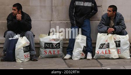 Les clients font une pause à Oxford Street à Londres le premier jour des ventes après Noël. * les chasseurs de bonnes affaires descendaient dans les magasins à travers le pays et beaucoup étaient en file d'attente pendant des heures dans l'espoir de trouver les meilleures offres bien qu'il y ait eu des suggestions le premier jour traditionnel était plus calme que d'habitude. Banque D'Images