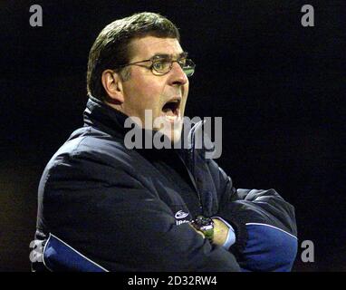 Mark McGhee, directeur de Millwall, s'est fait crier auprès de ses joueurs lors de leur match de la division nationale One contre Rotherham au sol de Millmoor de Rotherham. CETTE IMAGE NE PEUT ÊTRE UTILISÉE QUE DANS LE CONTEXTE D'UNE FONCTION ÉDITORIALE. PAS D'UTILISATION DU SITE WEB DU CLUB OFFICIEUX. Banque D'Images