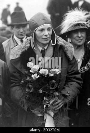 11 JANVIER : ce jour en 1945, Ameila Earhart, dans le premier vol de son genre, a décollé de Wheeler Field à Honolulu, Hawaï, sur un vol solo à destination de l'Amérique du Nord. Les intérêts commerciaux hawaïens ont offert un prix de 10,000 $ à quiconque a accompli le vol en premier. Photo datée du 1928 juin d'Amelia Earhart, la première femme à voler l'Atlantique, arrivant à Southampton. 02/12/1996: Les scientifiques ont commencé à tester un débris d'aluminium corrodé que les enquêteurs croient être venus de l'avion Amelia Earhart était en vol quand elle a disparu il y a 59 ans. Banque D'Images