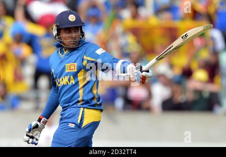 Mahela Jayawardene, de Sri Lanka, célèbre la 50 notation non dehors lors du match du trophée des Champions de la CPI à l'Oval, Londres. Banque D'Images