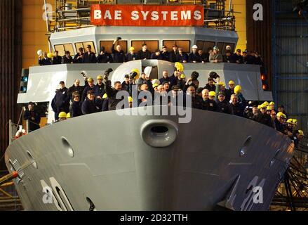 Les travailleurs se rassemblent sur un navire de guerre de 95 mètres au quai sec de BAE Systems, le chantier naval Scotstoun, à Glasgow, pour entendre le ministre des Forces armées Adam Ingram annoncer le gagnant d'un contrat de plusieurs milliards de livres. Le géant de la défense BAE Systems a été fait l'entrepreneur principal afin de construire deux nouveaux porte-avions. M. Ingram a déclaré que l'accord représentait "un grand pas en avant". Banque D'Images