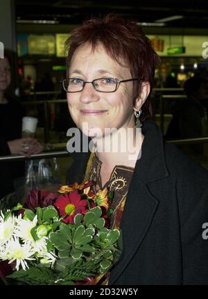 Lesley McCulloch, 40 ans, de Dunoon à Argyll, à Heathrow.Elle a été libérée dimanche après avoir été condamnée pour violation de visa par un tribunal de Banda Aceh le 30 décembre, ainsi que par l'infirmière américaine Joy Saddler.La paire, qui ont été arrêtés pour espionnage, *..avait déjà passé plus de trois mois en détention provisoire quand ils ont été condamnés de la moindre accusation et ont ordonné de purger le reste de leurs peines.* 16/02/2003: Lesley McCulloch dont la famille était dimanche 16 2003 février, prêt à la recevoir à l'aéroport où ils la regardaient commencer un voyage qui s'est terminé par son arrestation sur spyin Banque D'Images