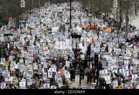 Les manifestants pour la paix se réunissent sur le remblai de Londres pour la manifestation contre la guerre en Irak. Banque D'Images