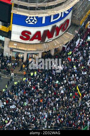 Vue aérienne de Piccadilly Circus pendant la marche anti-guerre dans le centre de Londres. Banque D'Images