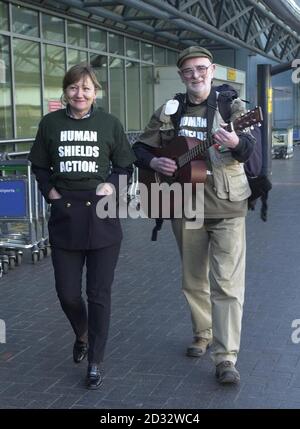 Human Shields, Karl Dallas, 72 ans, de Bradford à l'aéroport d'Heathrow, avant de commencer son voyage à Bagdad via Jordon.Il est salué par Françoise Secq-Roff de Paris, la paire se joindra à trente autres volontaires internationaux qui quittaient aujourd'hui. Banque D'Images