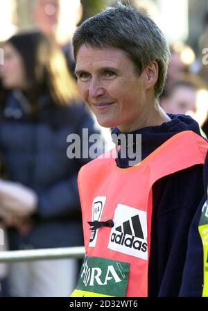 Le coureur Sharon Gayter portant un ruban noir comme marque de respect pour le co-fondateur du marathon de Londres, Chis Brasher, décédé au début du défi Flora 1000 Mile sur le Mall à Londres.* le défi est basé sur les exploits du légendaire joueur du 19e siècle capitaine Robert Barclay, qui a terminé l'exploit pour un pari de 1,000 guineas sur Newmarket Heath en 1809.C'est l'équivalent de courir ou de marcher de Londres à Lisbonne, Belgrade ou Naples pendant huit heures à moins de six semaines. Banque D'Images