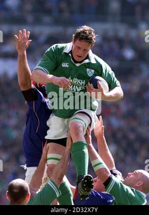 Malcolm O'Kelly en action pour l'Irlande contre la France lors du championnat Lloyds TSB six Nations au stade de France du Stade de France. Banque D'Images