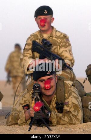 Le jour du nez rouge dans le désert près du Koweït. Danny Breene, 19 ans, de Sunderland (devant) et Paul Ainsley, 18 ans, du comté de Durham, marquent le jour du nez rouge de Comic relief lorsqu'ils s'entraînent avec l'infanterie légère, attachée au 2e Royal Tank Regiment. * Comic relief a été lancé Noël 1985, et le dernier jour de nez rouge a soulevé plus de 55 millions. PA photo: Brian Roberts / nouvelles du monde / MOD Pool. Banque D'Images