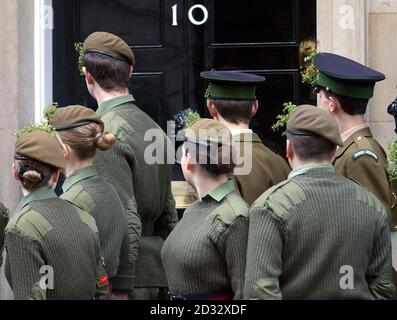 Des soldats de la Force des cadets de l'Armée de la Garde irlandaise regardent la porte de la rue Downing no 10, après avoir participé aux répétitions pour le défilé de la St Patrick à Londres. Banque D'Images