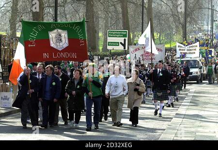 Les marcheurs participent à la parade de la St Patricks Day Parade Hyde Park à un festival à South Bank, dans le centre de Londres. La parade est en avance sur la St Patricks Day. Banque D'Images