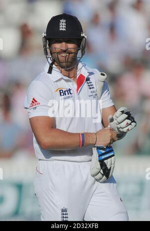 Matt Prior d'Angleterre réagit alors qu'il quitte le terrain après avoir perdu son cricket pour 6 courses le premier jour du deuxième test Investec Ashes au terrain de cricket de Lord, Londres. Banque D'Images