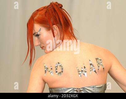 Un mannequin porte un slogan « no war » lors d'un défilé de dessins de Sophia Mattheaki dans le cadre de la semaine de la mode alternative au marché Old Spitalfields dans l'est de Londres. Banque D'Images