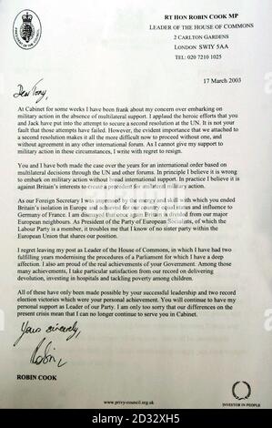 USAGE ÉDITORIAL SEULEMENT : lettre de démission du leader de la Chambre des communes Robin Cook à l'extérieur du n° 10 Downing Street dans le centre de Londres. Le leader des communes Robin Cook a quitté le gouvernement ce soir, disant qu'il ne pouvait pas soutenir la guerre sans une nouvelle résolution des Nations Unies. * M. Cook est devenu le premier rebelle du Cabinet à démissionner alors que d'autres hauts membres du gouvernement se sont réunis à Downing Street pour une session d'urgence sur la crise irakienne. L'ancien ministre des Affaires étrangères a mis fin à des semaines de spéculation sur son avenir, qui s'est intensifiée lorsqu'il a remis en question la légalité de l'action militaire lors de la réunion du cabinet de la semaine dernière Banque D'Images