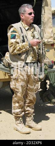 Récemment, le déclarant de la bibliothèque du Lt colonel Tim Collins, l'homme à la tête du groupe de combat du 1er Bataillon du Royal Irish, qui a averti ses hommes que tous ne rentreraient pas en vie. Il a demandé à ses soldats d'envelopper leurs camarades tombés dans un sac de couchage, *... luttez et souriez pour eux après la chaleur de la bataille. Banque D'Images