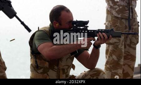 Des éléments de 3 Commando testent leurs armes à bord d'un navire de guerre dans le golfe. Banque D'Images