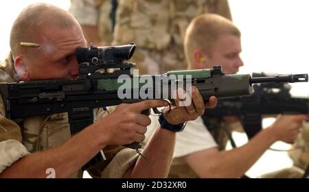 Des éléments de 3 Commando testent leurs armes à bord d'un navire de guerre dans le golfe. Banque D'Images