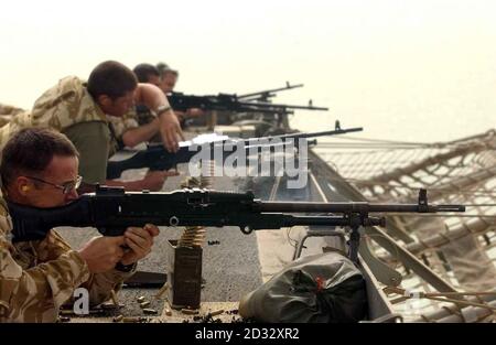 Des éléments de 3 Commando testent leurs armes à bord d'un navire de guerre dans le golfe. Banque D'Images