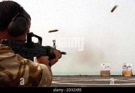 Des éléments de 3 Commando testent leurs armes à bord d'un navire de guerre dans le golfe. Banque D'Images