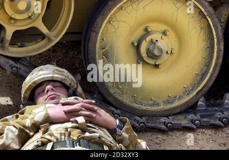 Un Schimitar épuisé commandant du régiment de Cavalerie de la maison rattraper son sommeil à l'ombre de son réservoir. Banque D'Images