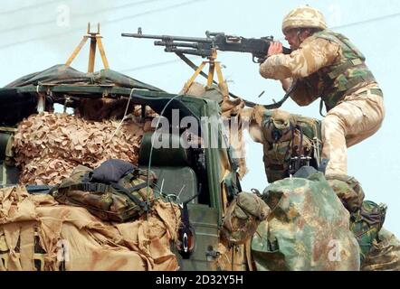 Des soldats de 40 Commando ont tiré leur arme à feu à usage général (GPMG) à des positions irakiennes dans les bosquets de date, au sud de Bassora, dans le sud de l'Irak. Banque D'Images