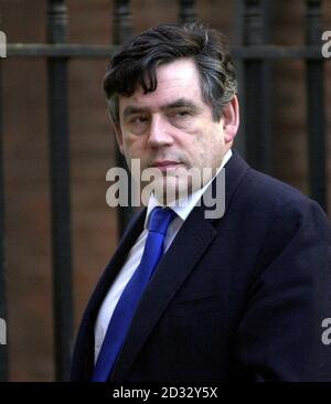 Le chancelier de l'Échiquier Gordon Brown quitte 11 Downing Street, centre de Londres. M. Brown défendait le coût de l'implication de la Grande-Bretagne dans la guerre contre l'Irak et déclara que les forces armées devaient être correctement équipées. * le Chancelier s'est éloigné de son discours préparé à la conférence nationale des chambres de commerce britanniques pour féliciter les troupes et a adressé ses condoléances aux familles des 25 militaires britanniques tués en action. 04/04/03 : jusqu'à deux millions de familles avec de jeunes enfants pourraient manquer des crédits d'impôt d'une valeur allant jusqu'à 45 par mois parce qu'elles n'ont pas envoyé leur demande Banque D'Images