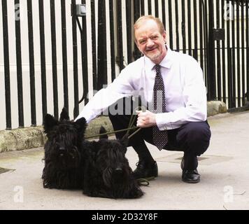 L'ancien chef de la Chambre, Robin Cook, avec ses chiens Tammy et Tasker, en dehors de la résidence « Grace and Favor » de Londres, il a été invité à partir. * M. Cook a été critiqué dans certains cercles pour avoir maintenu 1 Carlton Terrace, où il a vécu depuis qu'il est devenu secrétaire aux Affaires étrangères il y a six ans, après avoir signé son poste de cabinet. Alan Duncan, un porte-parole des affaires étrangères des Conservateurs, a exhorté Tony Blair à expulser immédiatement M. Cook de l'appartement de 5-7 millions. Mais le porte-parole officiel du premier ministre a déclaré que M. Blair a décidé que M. Cook pourrait rester jusqu'à ce qu'il ait trouvé d'autres logements. Il est compris Banque D'Images