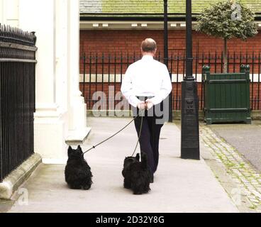 L'ancien chef de la Chambre, Robin Cook, avec ses chiens Tammy et Tasker, en dehors de la résidence « Grace and Favor » de Londres, il a été invité à partir.* M. Cook a été critiqué dans certains cercles pour avoir maintenu 1 Carlton Terrace, où il a vécu depuis qu'il est devenu secrétaire aux Affaires étrangères il y a six ans, après avoir signé son poste de cabinet.Alan Duncan, un porte-parole des affaires étrangères des Conservateurs, a exhorté Tony Blair à expulser immédiatement M. Cook de l'appartement de 5-7 millions.Mais le porte-parole officiel du premier ministre a déclaré que M. Blair a décidé que M. Cook pourrait rester jusqu'à ce qu'il ait trouvé d'autres logements.Il est compris Banque D'Images